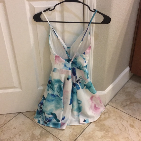 Floral criss-cross back dress with low V cut - Picture 5 of 5